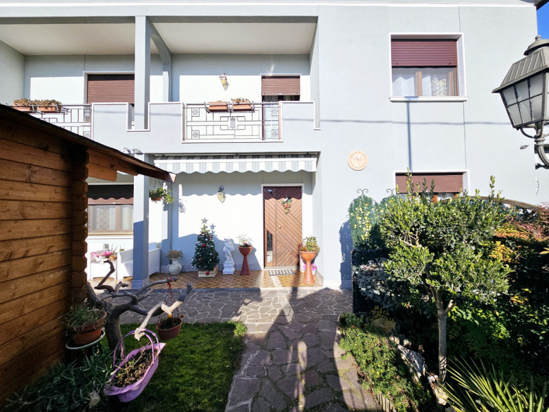 Proponiamo in vendita tra Solesino e Stanghella, casa singola dagli ampi spazi, strutturata in mo...