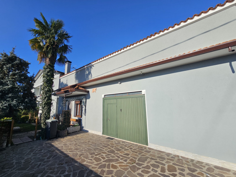 Proponiamo in vendita tra Solesino e Stanghella, casa singola dagli ampi spazi, strutturata in mo...