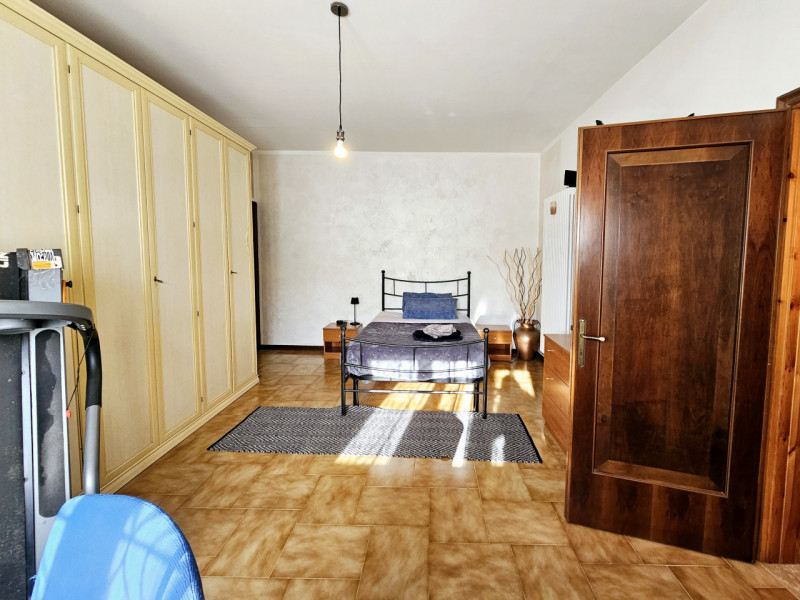 Proponiamo in vendita tra Solesino e Stanghella, casa singola dagli ampi spazi, strutturata in mo...