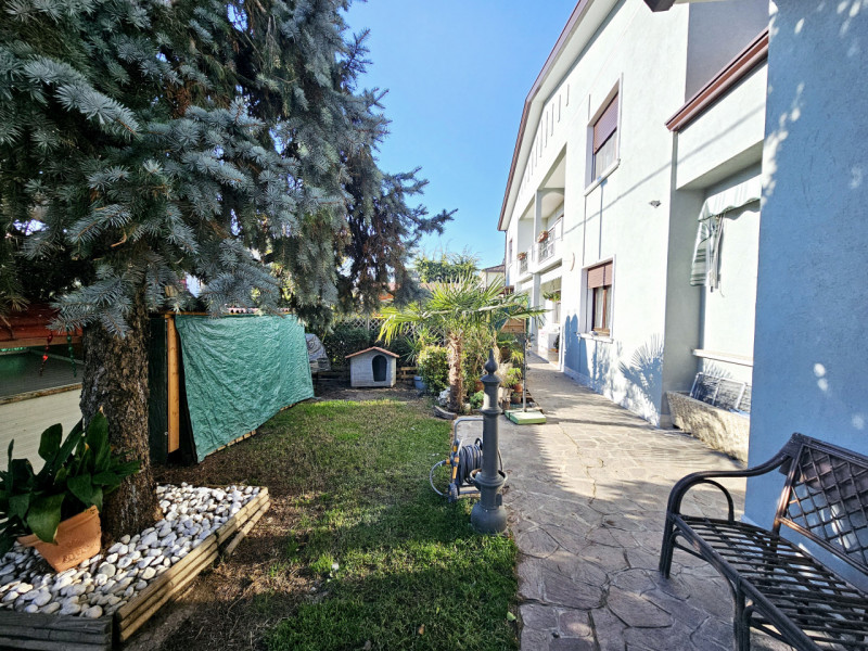 Proponiamo in vendita tra Solesino e Stanghella, casa singola dagli ampi spazi, strutturata in mo...