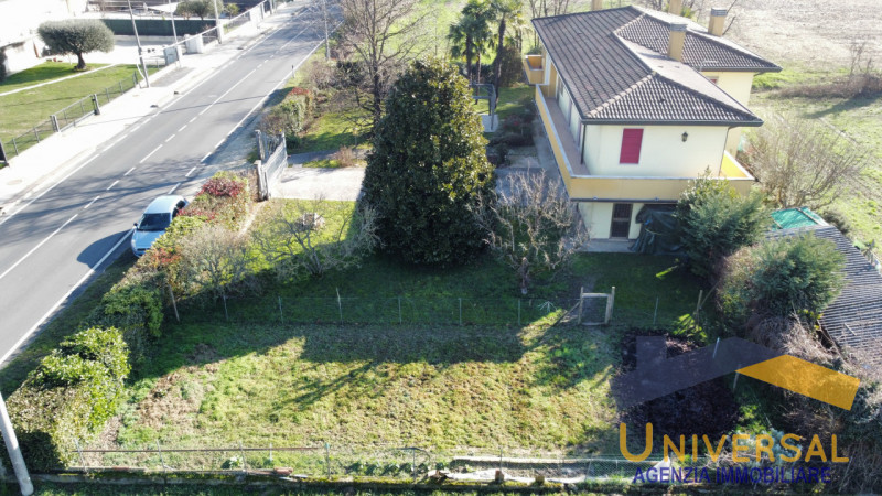 ARSEGO – In posizione tranquilla a pochi minuti dal centro del paese e da tutti i servizi quali n...