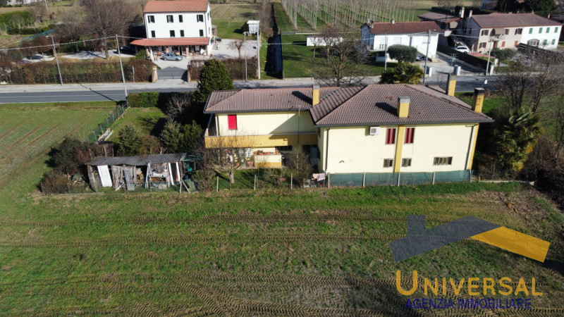 ARSEGO – In posizione tranquilla a pochi minuti dal centro del paese e da tutti i servizi quali n...