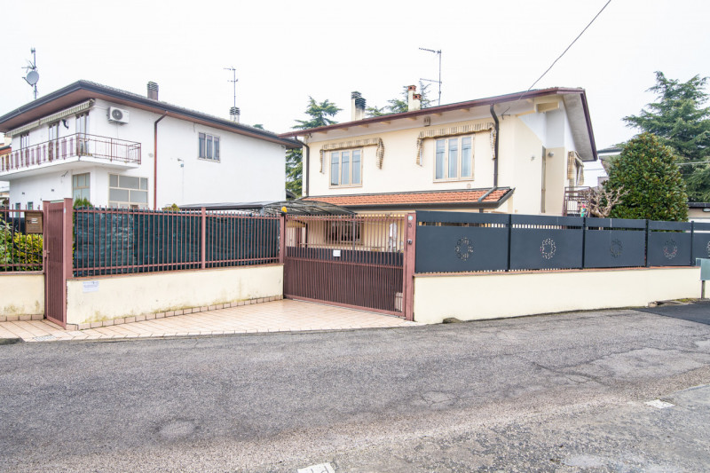 NUDA PROPRIETÀ – ABANO TERME, GIARRE 
Proponiamo in vendita la nuda proprietà di un’elegante abit...