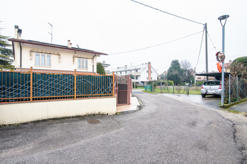 NUDA PROPRIETÀ – ABANO TERME, GIARRE 
Proponiamo in vendita la nuda proprietà di un’elegante abit...