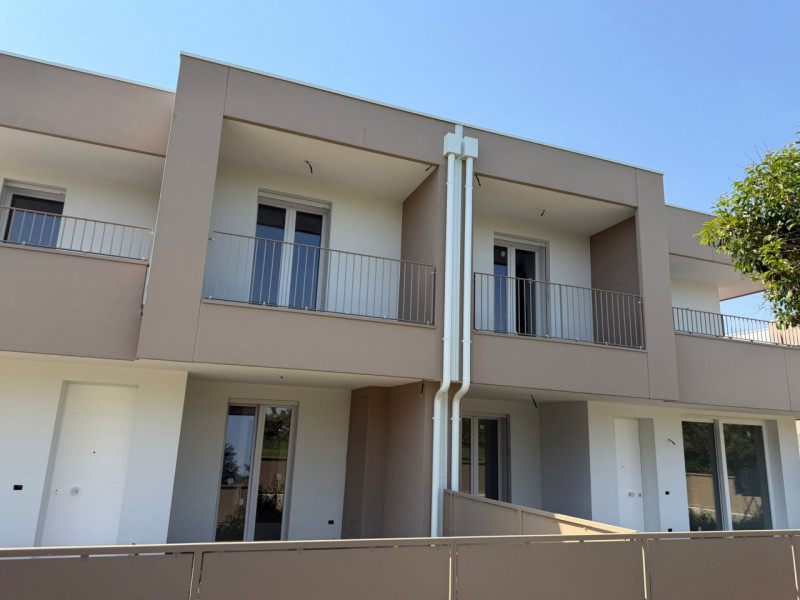 Quadrifamiliari in consegna alle Giarre di Abano Terme, progettate per offrire comfort e stile, c...
