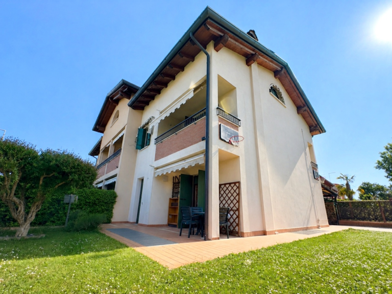 CASELLE DI SELVAZZANO: Proponiamo in vendita una trifamiliare di testa, sviluppata su più livelli...