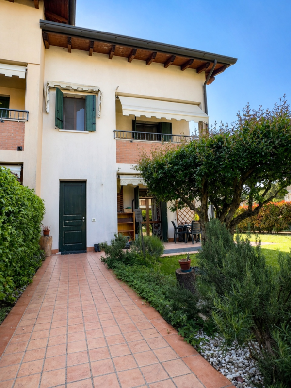 CASELLE DI SELVAZZANO: Proponiamo in vendita una trifamiliare di testa, sviluppata su più livelli...