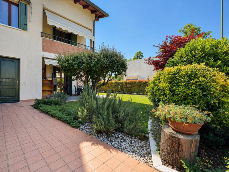 CASELLE DI SELVAZZANO: Proponiamo in vendita una trifamiliare di testa, sviluppata su più livelli...