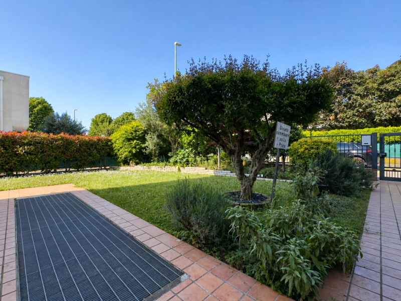 CASELLE DI SELVAZZANO: Proponiamo in vendita una trifamiliare di testa, sviluppata su più livelli...