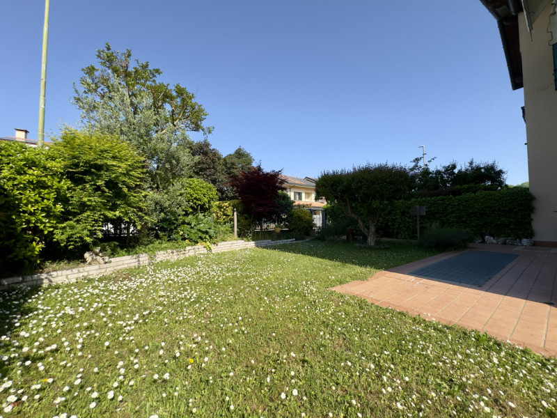 CASELLE DI SELVAZZANO: Proponiamo in vendita una trifamiliare di testa, sviluppata su più livelli...