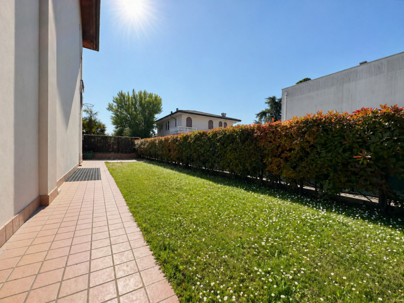 CASELLE DI SELVAZZANO: Proponiamo in vendita una trifamiliare di testa, sviluppata su più livelli...