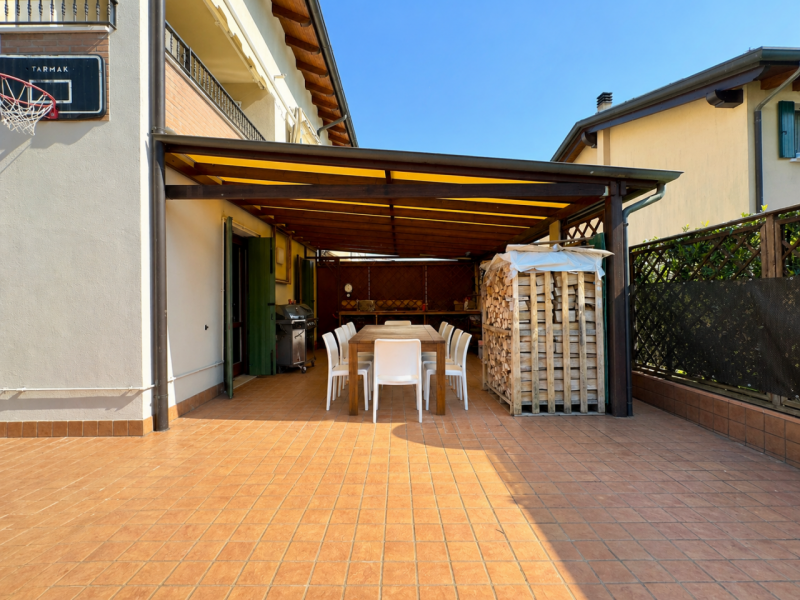 CASELLE DI SELVAZZANO: Proponiamo in vendita una trifamiliare di testa, sviluppata su più livelli...