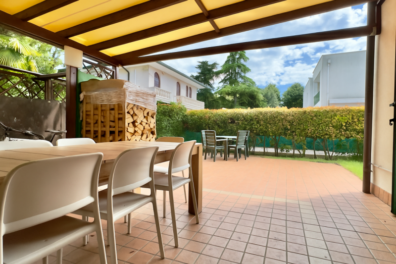 CASELLE DI SELVAZZANO: Proponiamo in vendita una trifamiliare di testa, sviluppata su più livelli...