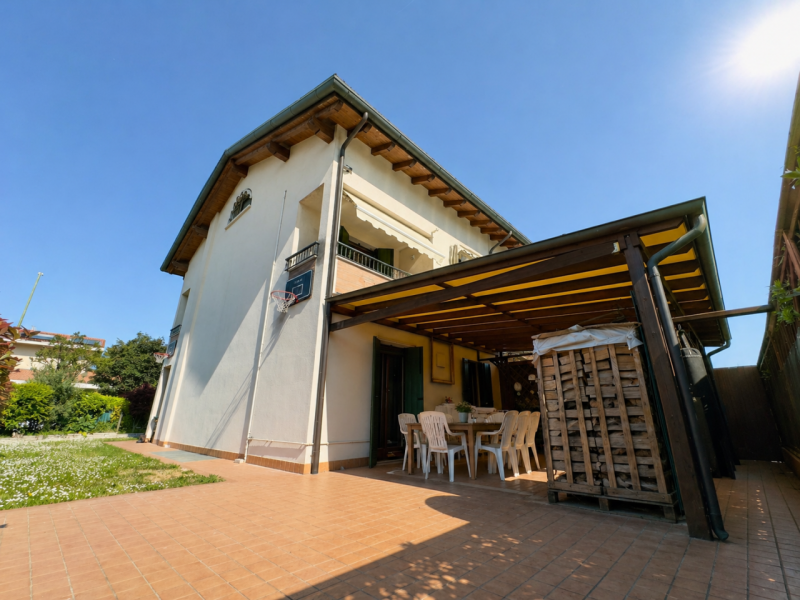 CASELLE DI SELVAZZANO: Proponiamo in vendita una trifamiliare di testa, sviluppata su più livelli...