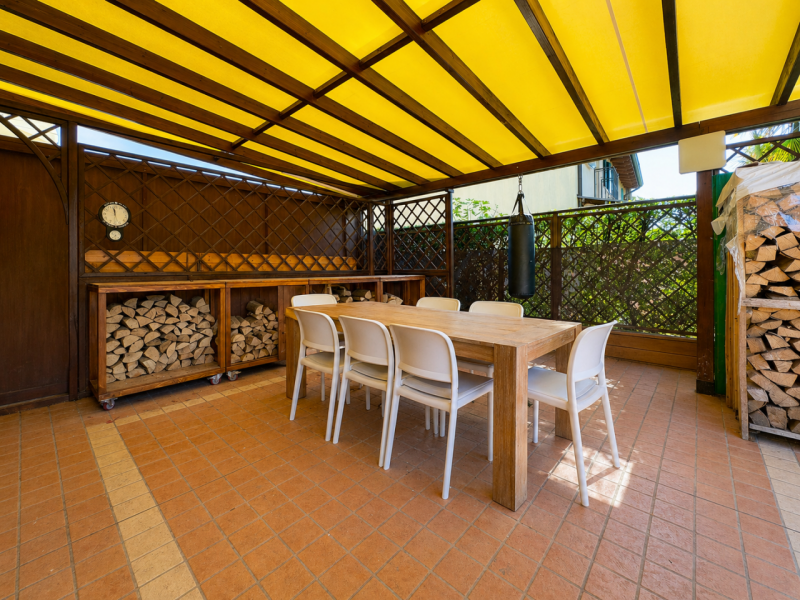 CASELLE DI SELVAZZANO: Proponiamo in vendita una trifamiliare di testa, sviluppata su più livelli...