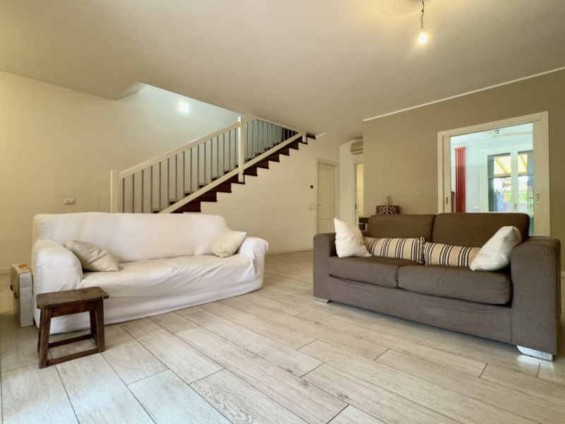 CASELLE DI SELVAZZANO: Proponiamo in vendita una trifamiliare di testa, sviluppata su più livelli...