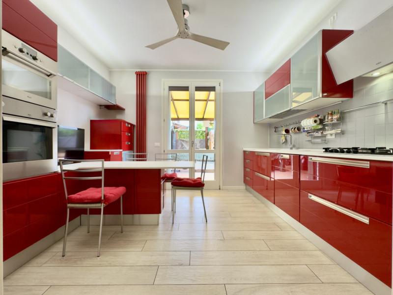 CASELLE DI SELVAZZANO: Proponiamo in vendita una trifamiliare di testa, sviluppata su più livelli...