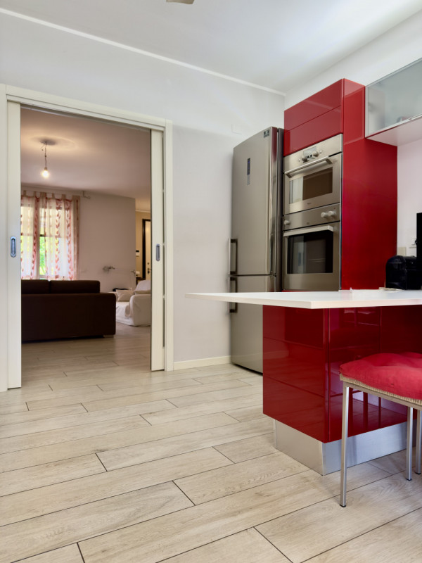 CASELLE DI SELVAZZANO: Proponiamo in vendita una trifamiliare di testa, sviluppata su più livelli...