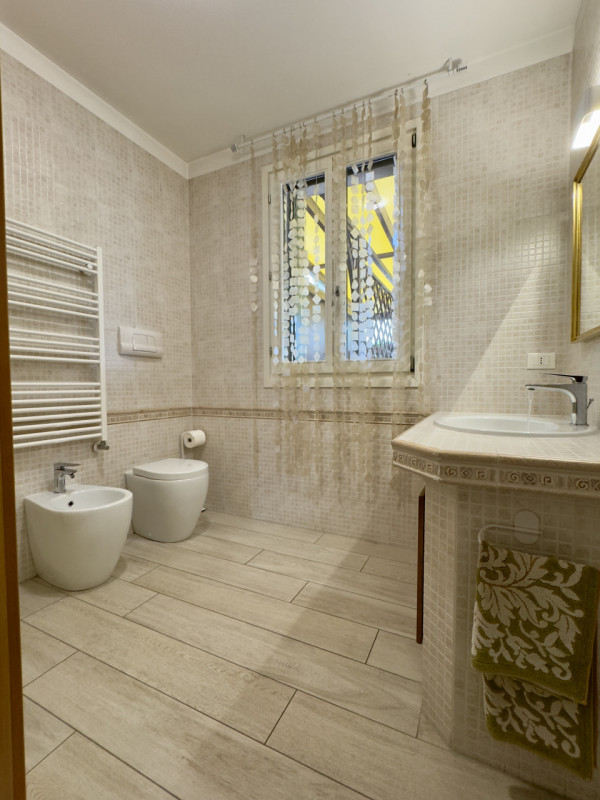 CASELLE DI SELVAZZANO: Proponiamo in vendita una trifamiliare di testa, sviluppata su più livelli...