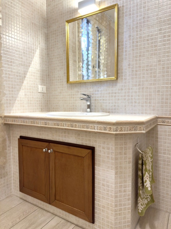 CASELLE DI SELVAZZANO: Proponiamo in vendita una trifamiliare di testa, sviluppata su più livelli...