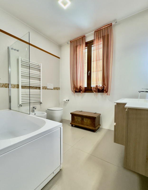 CASELLE DI SELVAZZANO: Proponiamo in vendita una trifamiliare di testa, sviluppata su più livelli...