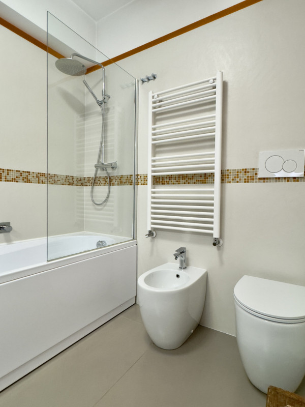 CASELLE DI SELVAZZANO: Proponiamo in vendita una trifamiliare di testa, sviluppata su più livelli...