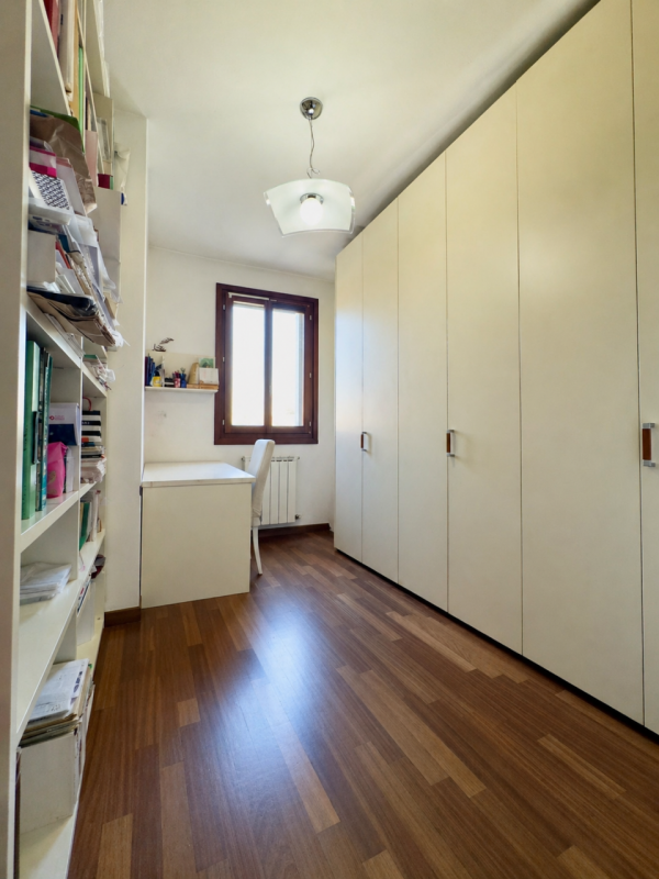 CASELLE DI SELVAZZANO: Proponiamo in vendita una trifamiliare di testa, sviluppata su più livelli...