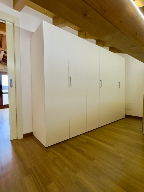 CASELLE DI SELVAZZANO: Proponiamo in vendita una trifamiliare di testa, sviluppata su più livelli...