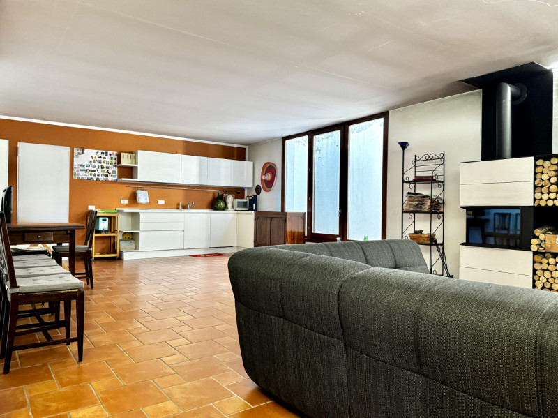 CASELLE DI SELVAZZANO: Proponiamo in vendita una trifamiliare di testa, sviluppata su più livelli...