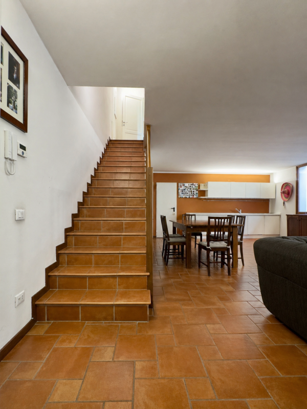 CASELLE DI SELVAZZANO: Proponiamo in vendita una trifamiliare di testa, sviluppata su più livelli...