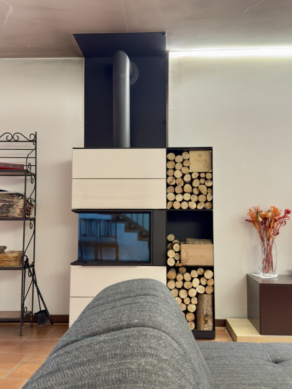 CASELLE DI SELVAZZANO: Proponiamo in vendita una trifamiliare di testa, sviluppata su più livelli...