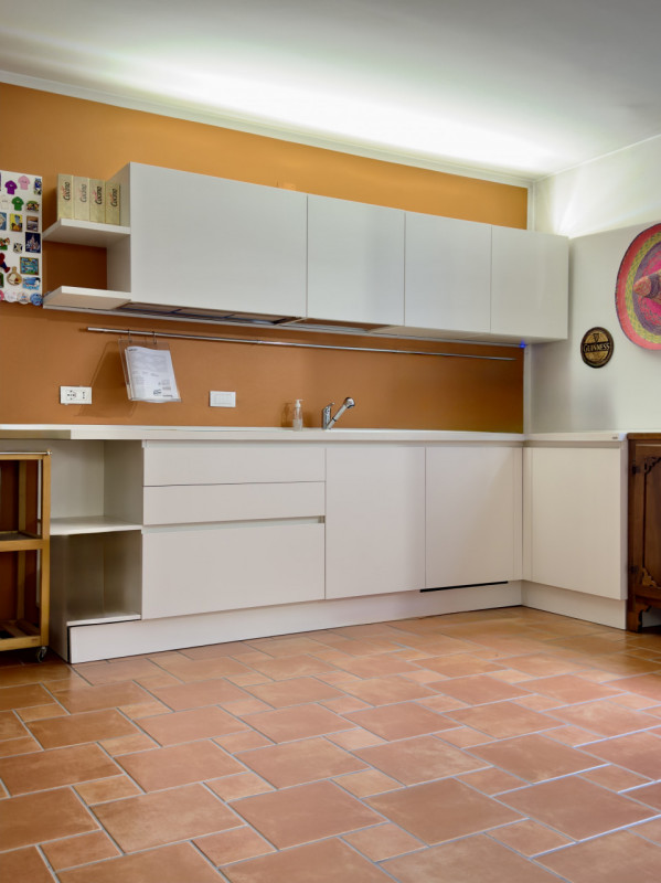 CASELLE DI SELVAZZANO: Proponiamo in vendita una trifamiliare di testa, sviluppata su più livelli...