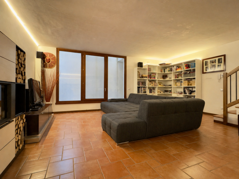 CASELLE DI SELVAZZANO: Proponiamo in vendita una trifamiliare di testa, sviluppata su più livelli...