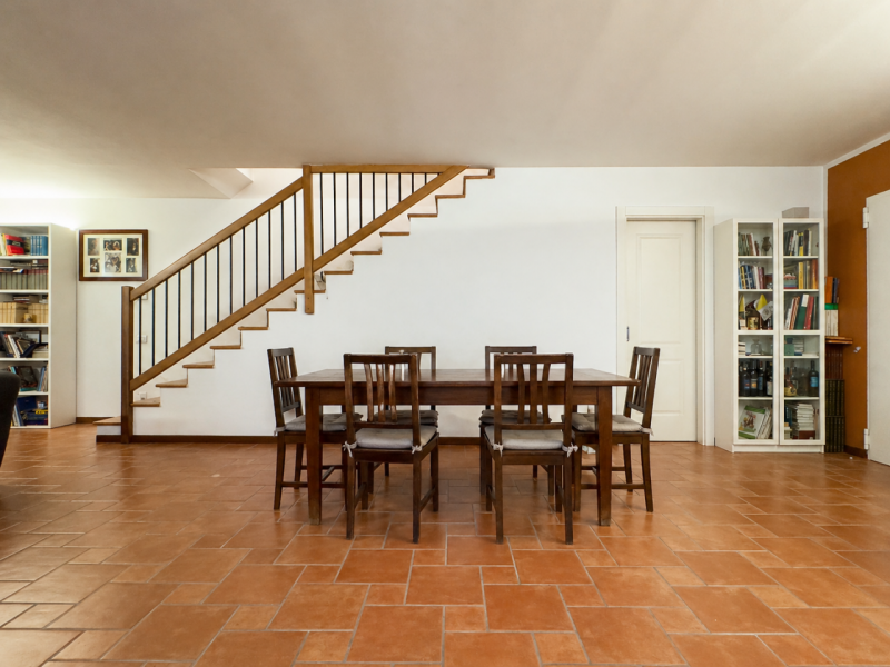 CASELLE DI SELVAZZANO: Proponiamo in vendita una trifamiliare di testa, sviluppata su più livelli...