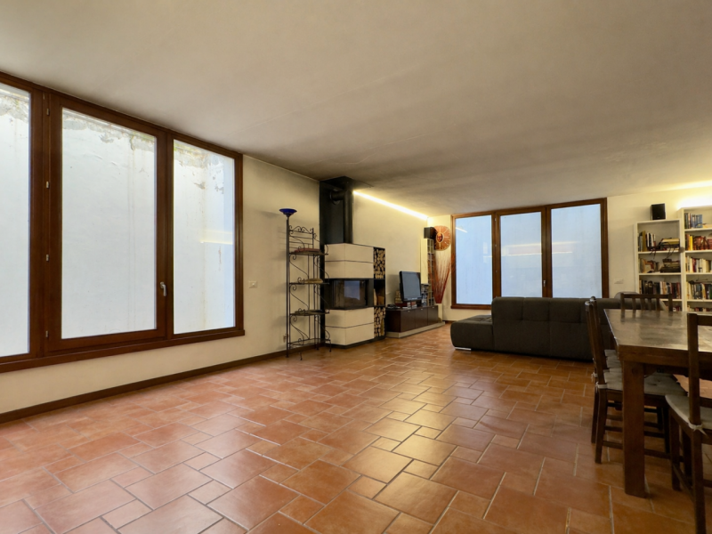 CASELLE DI SELVAZZANO: Proponiamo in vendita una trifamiliare di testa, sviluppata su più livelli...