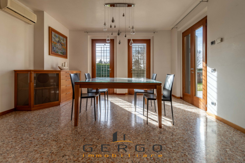 (Per INFO Roberto 3453195338) A Montebelluna, nella ricercata zona di Posmon, proponiamo in vendi...