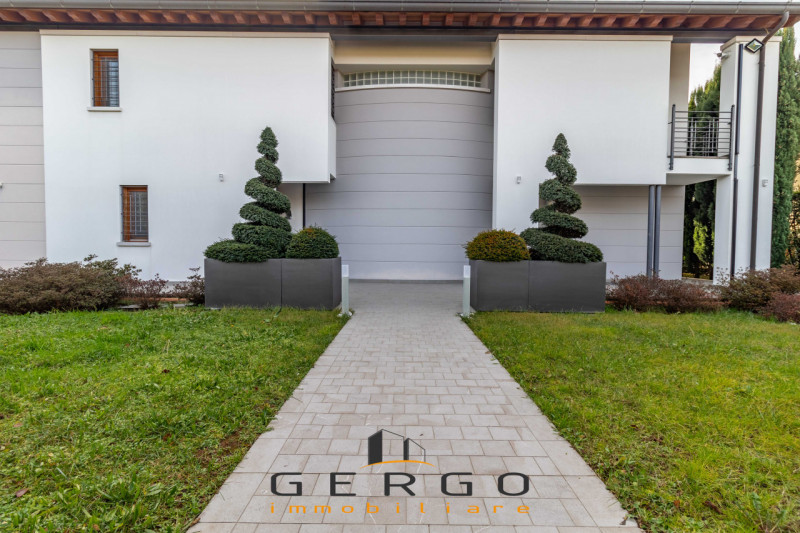 (Per INFO Roberto 3453195338) A Montebelluna, nella ricercata zona di Posmon, proponiamo in vendi...