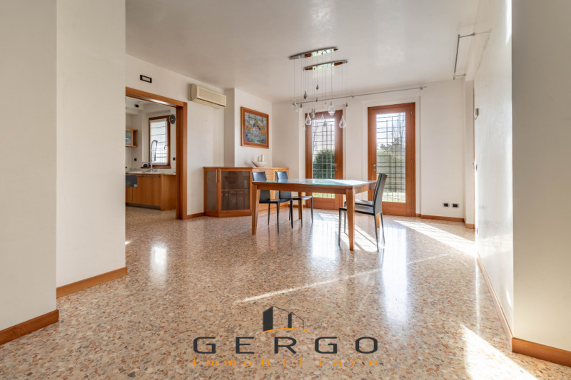 (Per INFO Roberto 3453195338) A Montebelluna, nella ricercata zona di Posmon, proponiamo in vendi...