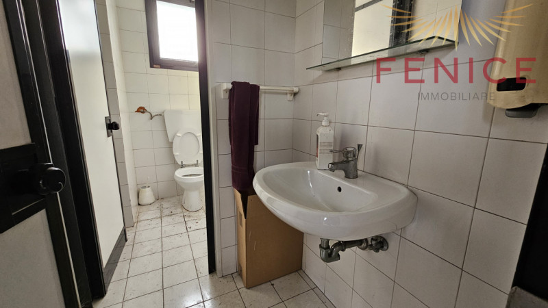 In zona artigianale di Asolo, proponiamo in vendita/affitto un ampio spazio commerciale e direzio...