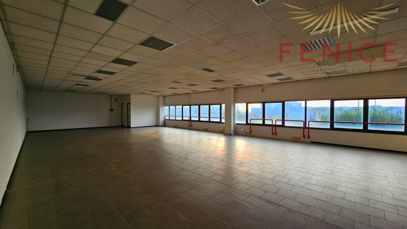 In zona artigianale di Asolo, proponiamo in vendita/affitto un ampio spazio commerciale e direzio...