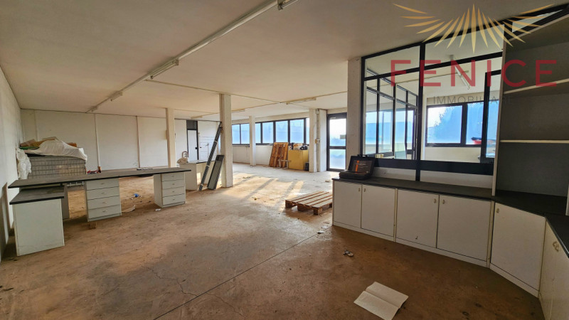 In zona artigianale di Asolo, proponiamo in vendita/affitto un ampio spazio commerciale e direzio...