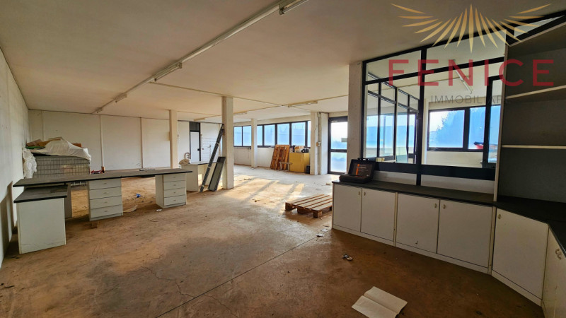 In zona artigianale di Asolo, proponiamo in vendita/affitto un ampio spazio commerciale e direzio...