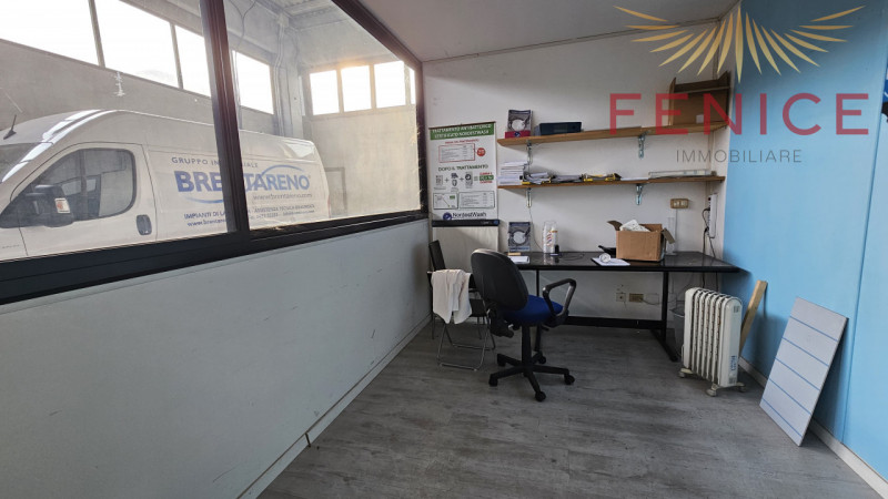 In zona artigianale di Asolo, proponiamo in vendita/affitto un ampio spazio commerciale e direzio...