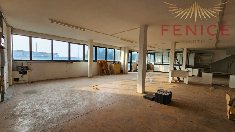 In zona artigianale di Asolo, proponiamo in vendita/affitto un ampio spazio commerciale e direzio...