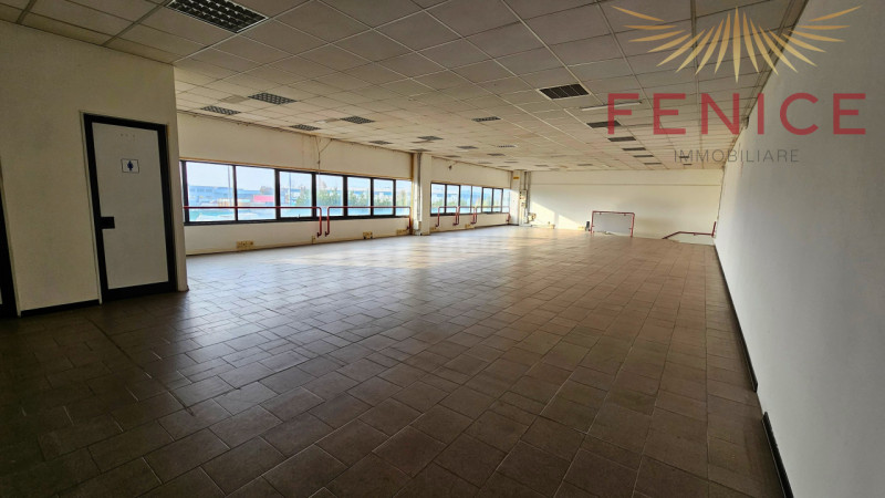 In zona artigianale di Asolo, proponiamo in vendita/affitto un ampio spazio commerciale e direzio...