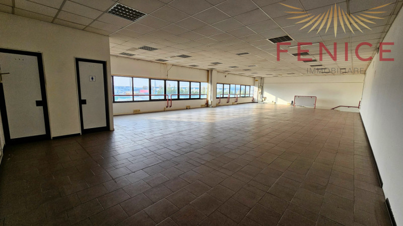 In zona artigianale di Asolo, proponiamo in vendita/affitto un ampio spazio commerciale e direzio...