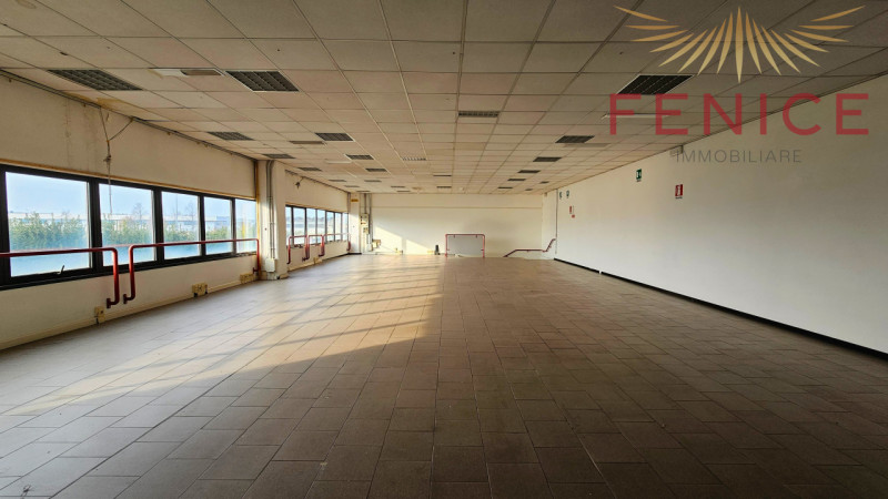 In zona artigianale di Asolo, proponiamo in vendita/affitto un ampio spazio commerciale e direzio...