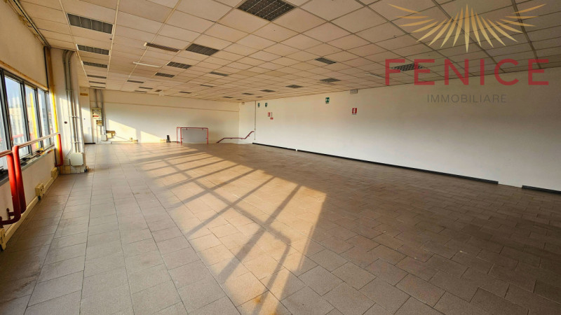 In zona artigianale di Asolo, proponiamo in vendita/affitto un ampio spazio commerciale e direzio...