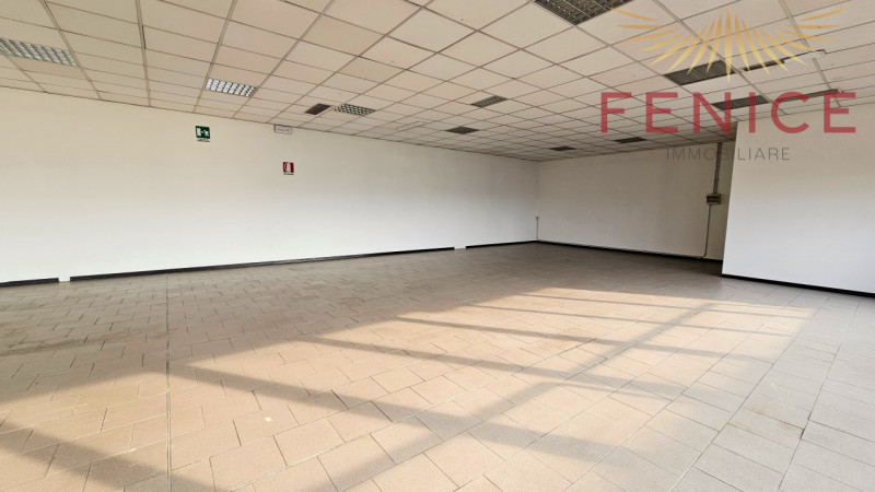 In zona artigianale di Asolo, proponiamo in vendita/affitto un ampio spazio commerciale e direzio...