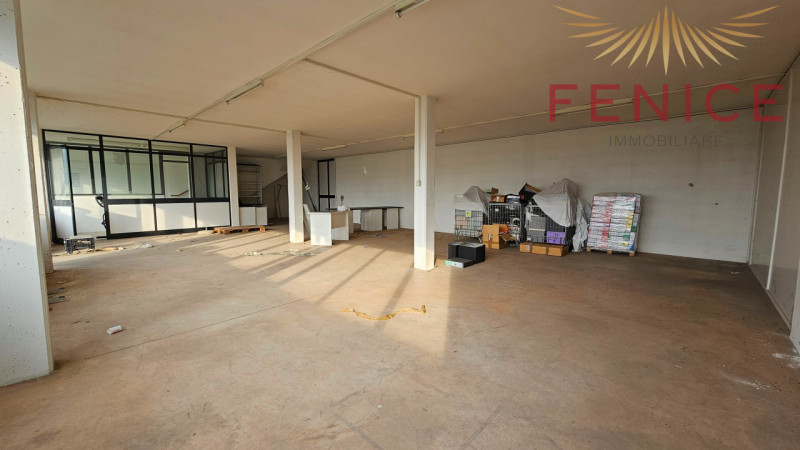 In zona artigianale di Asolo, proponiamo in vendita/affitto un ampio spazio commerciale e direzio...